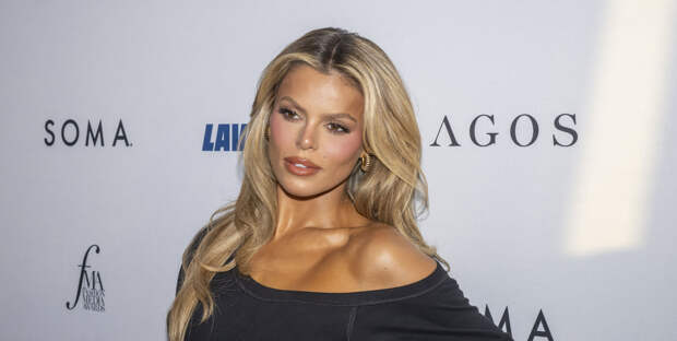 Популярная модель в мокром топе без бюстгальтера попала в объектив папарацци