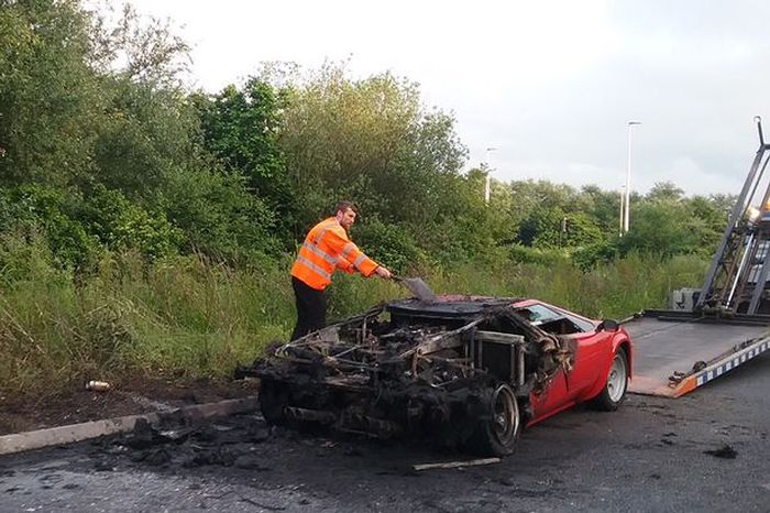 Суперкар Lamborghini Countach стоимостью более 500 000$ сгорел дотла (5 фото)
