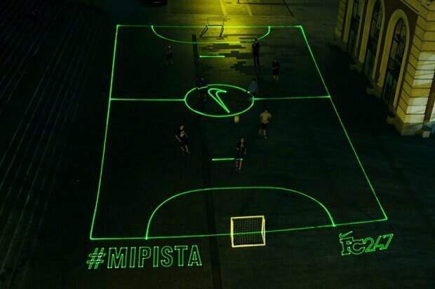 Лазерное футбольное поле от Nike лазер, необычные вещи, оптика, удивительное рядом, физика, хитрости, этот невероятный мир