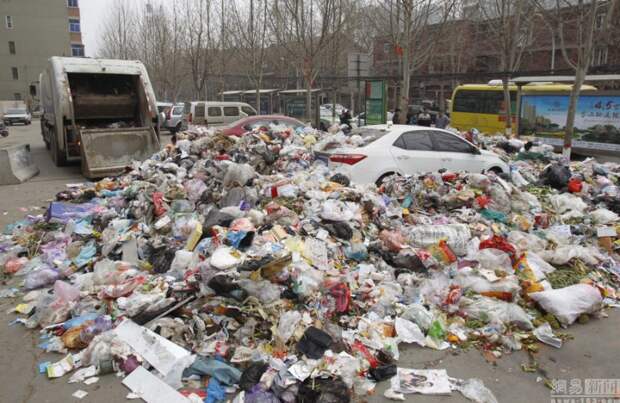 Китайский водитель заблокировал въезд мусоровозам и пожалел об этом автоместь, китай, месть, мусор, парковка