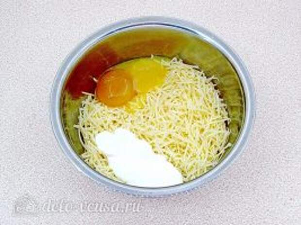 Горячие бутерброды со шпротами и сыром: Добавить сметану и желтки