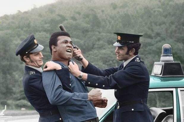Мохаммед Али фотографируется с двумя ирландскими полицейскими, 1972 год интересные фото, история