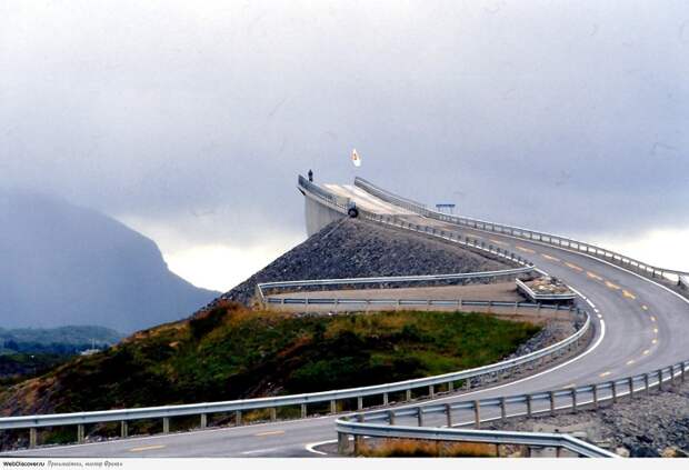The Atlantic Ocean Road - туристическая достопримечательность страны. The Atlantic Ocean Road - туристическая достопримечательность страны.