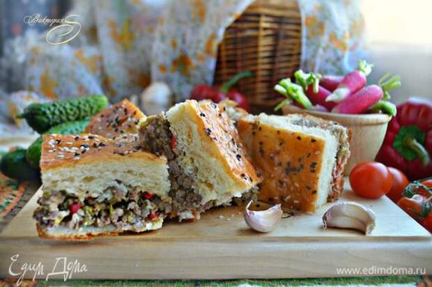 Пирог невероятно вкусный как в теплом, так и в холодном виде. Прекрасно подойдет для перекуса во время дружеских посиделок на природе. Приятного вам аппетита!
