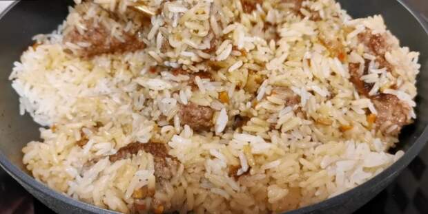 Насыпаю рис в котлеты и заливаю водой: готовлю вкусный и сытный ужин на одной сковороде