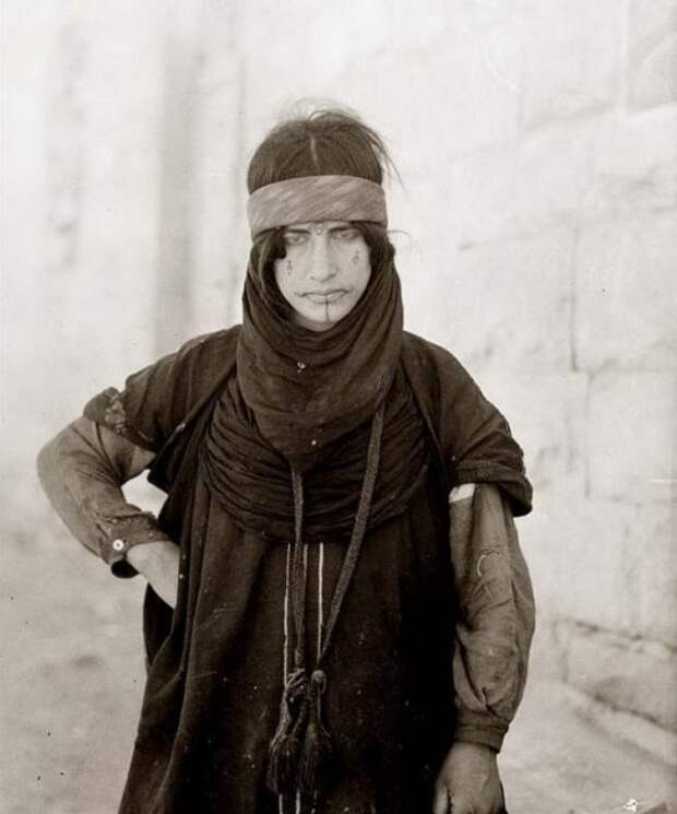 Бедуинка с татуировками на лице. Аль-Карак, Иордания, 1907 год. история, люди, мир, фото