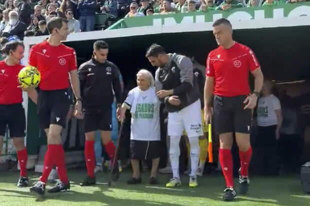 Игроки "Эльче" в сопровождении бабушек-болельщиц вышли на матч с "Эспаньолом"