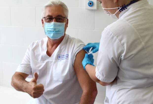 Главный врач Боткинской больницы вакцинировался «Спутником V»