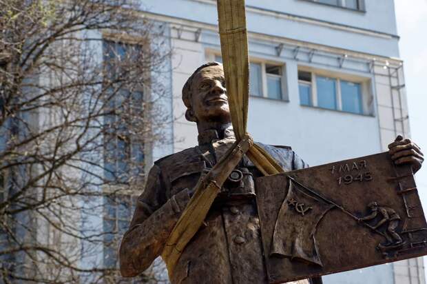 В Донецке установили памятник легендарному фоторепортёру Великой Отечественной войны