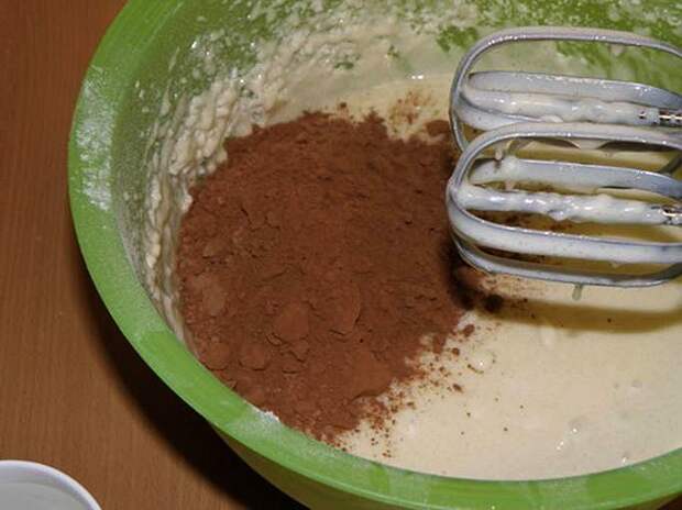взбиваем еще раз. пошаговое фото этапа приготовления торта Шоколад на кипятке