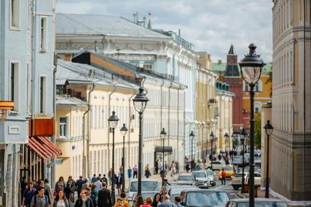 Москва. Всегда много людей, везде. От этого устаешь