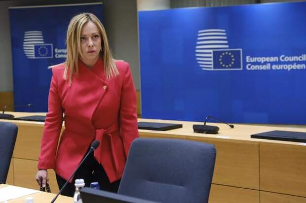 La Repubblica: лик похожего на Мелони ангела на фреске в римской церкви изменят