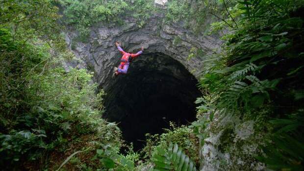 Прыжок парашютиста в пещеру