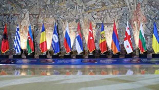 Флаги стран-участниц Организации черноморского экономического сотрудничества (ОЧЭС, BSEC). Архивное фото