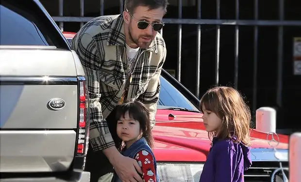 Гослинг с женой и детьми. Дочери гослинга. Дочери гослинга. Дочери гослинга. Дочери гослинга.