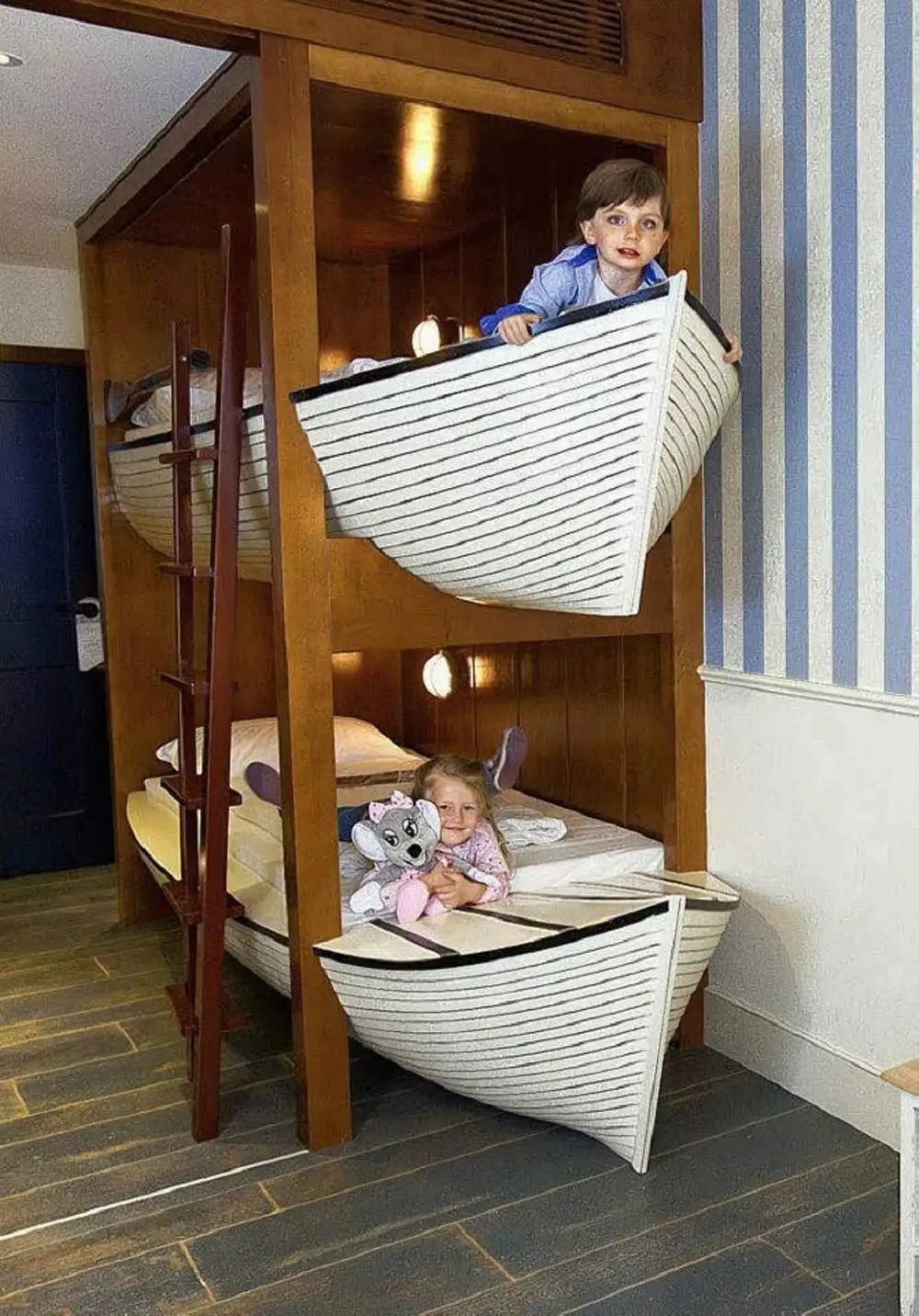 Двухъярусная кровать в виде корабля
