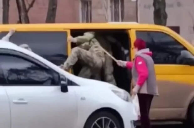 В Харькове люди освободили мобилизованного, выломав дверь автобуса ТЦК