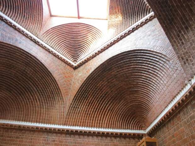 Удивительной красоты  арочный потолок сделан современными мастерами. | Фото: fishki.net.
