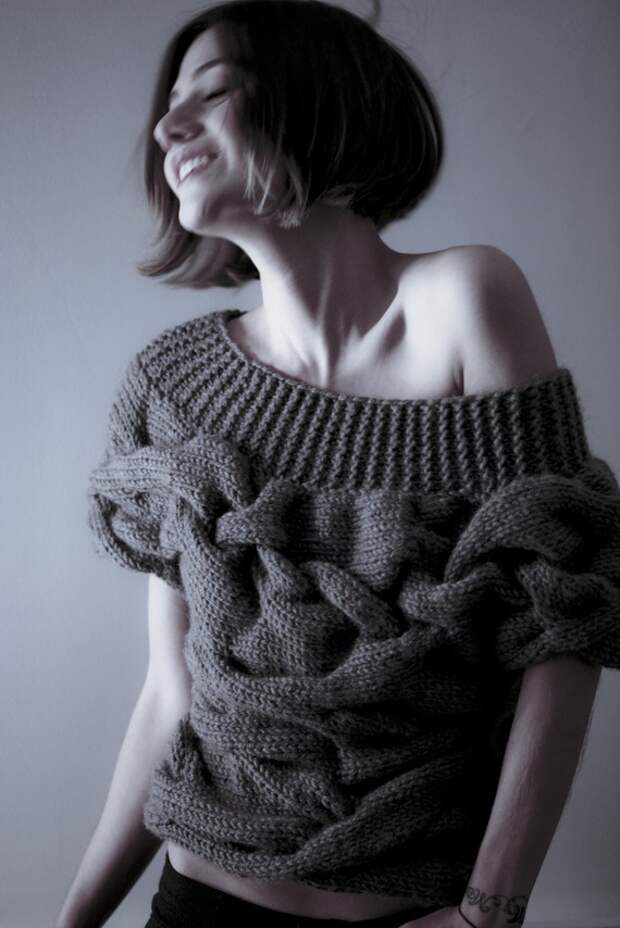 Вязаный пуловер с широкими косами