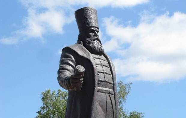 Памятник воеводе Михаилу Воротынскому в посёлке Воротынец.