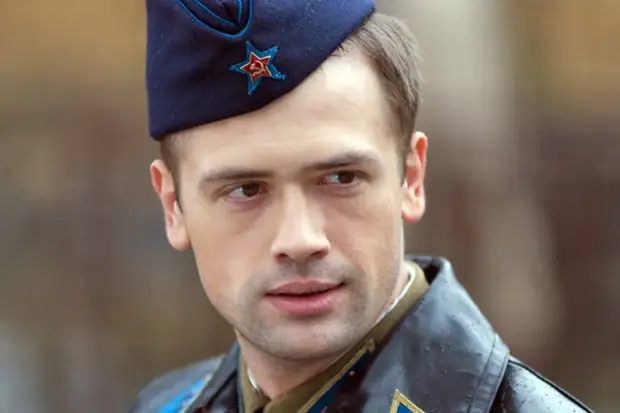 Как сбежавший на Украину актер Пашинин целует руки бандеровцам и бомжует