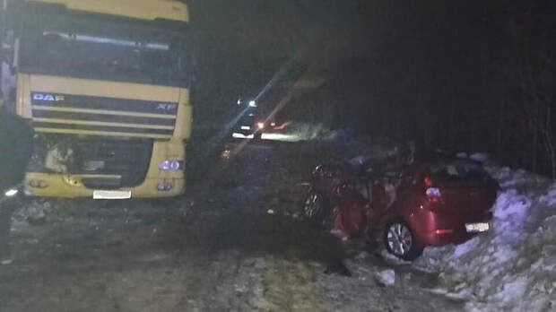 Грузовик расплющил авто под Архангельском, четыре человека погибли