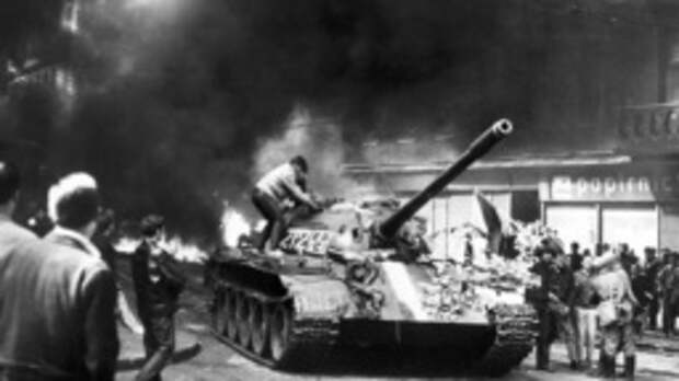 Советские танки в центре Праги, 21 августа 1968 года
