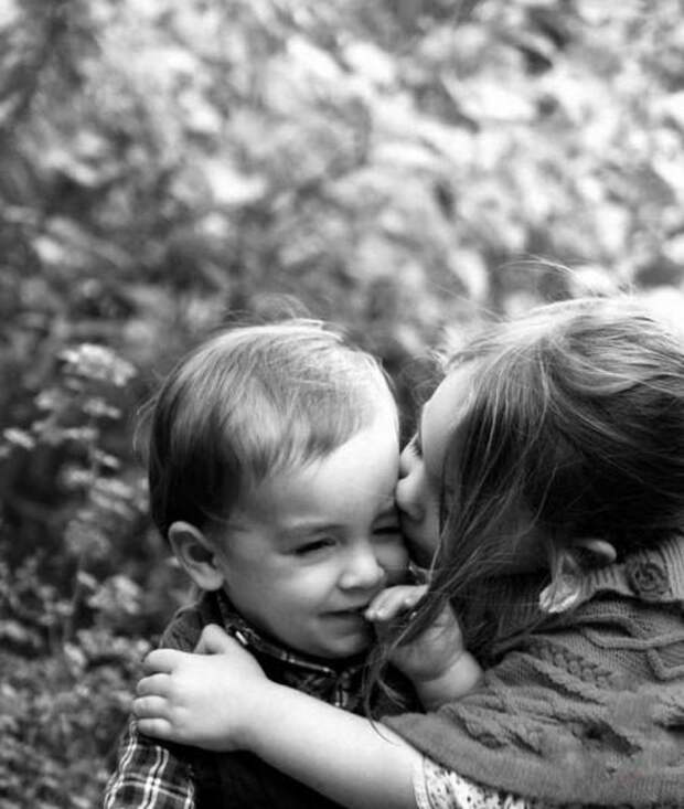 Детство первая любовь. Любовь к ребенку. Детский поцелуй в щеку. Поцелуй в щечку дети. Девочка целует мальчика в щечку.