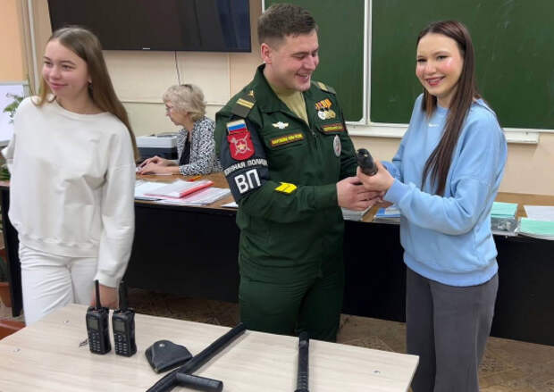 Военные полицейские ЦВО провели урок мужества для школьников Алтайского края