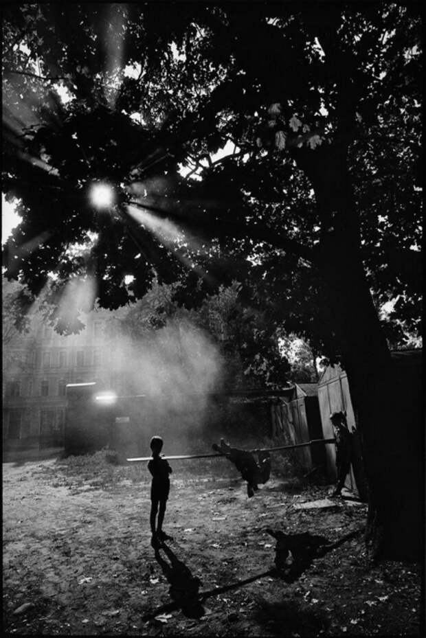 Любимая дворовая игра. СССР, Ленинград, 1980-е годы. Автор фотографии: Boris Smelov.