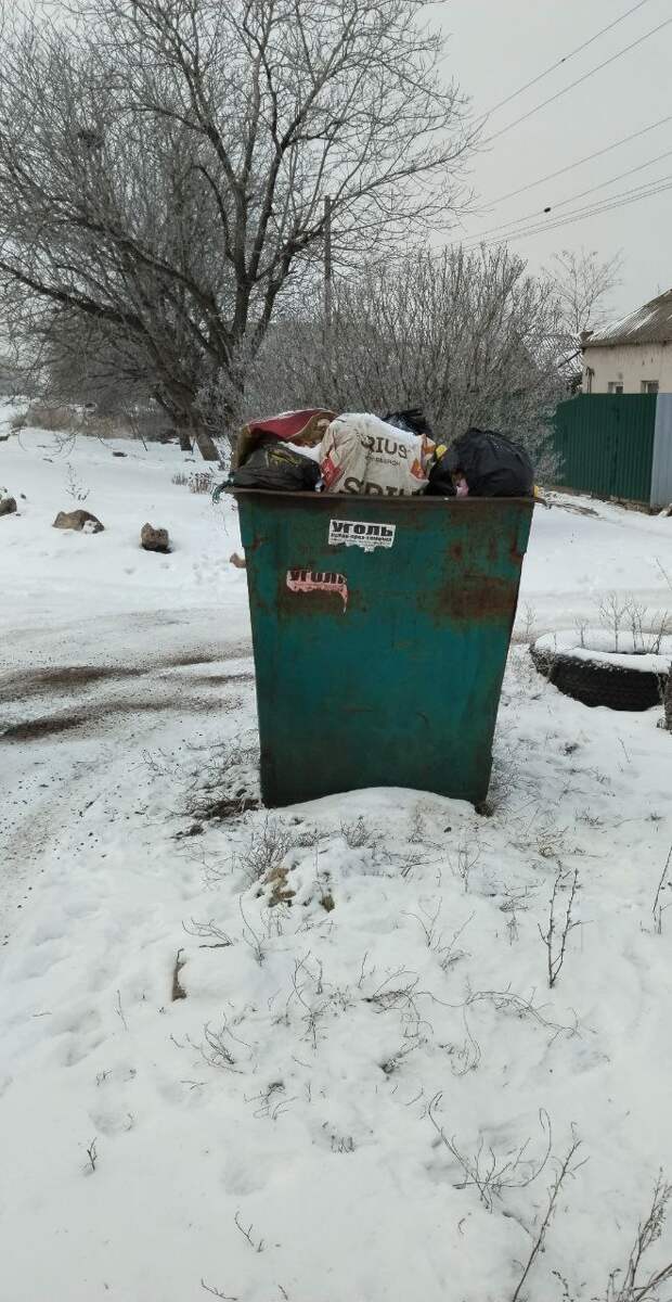 Добрый день. ПГТ Александровка, Петровский район. С 1 Января не вывозится мусор