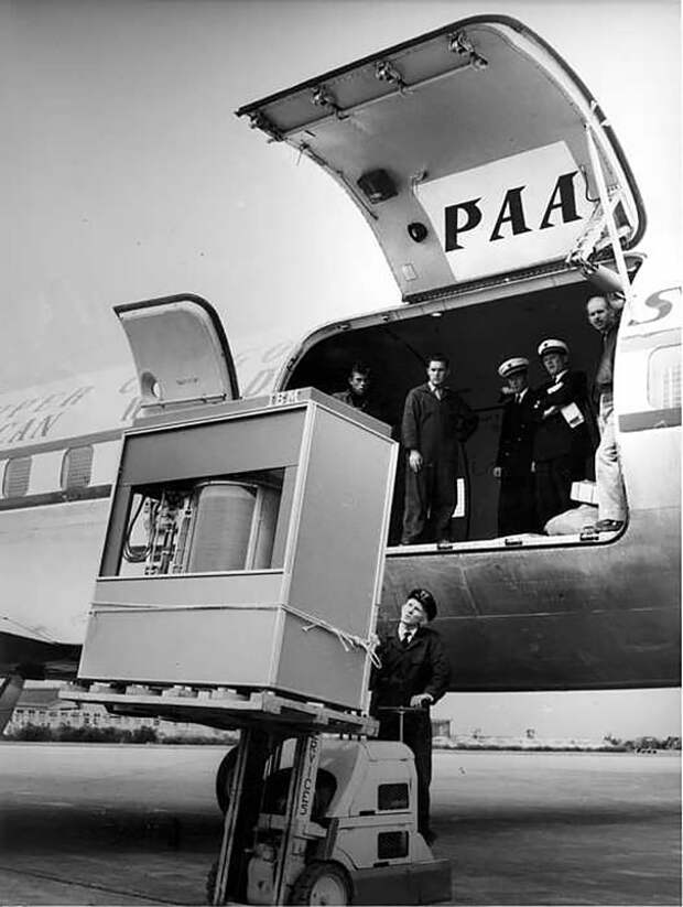 Первый жёсткий диск на 5 Мбайт загружают в самолёт PANAM, 1956