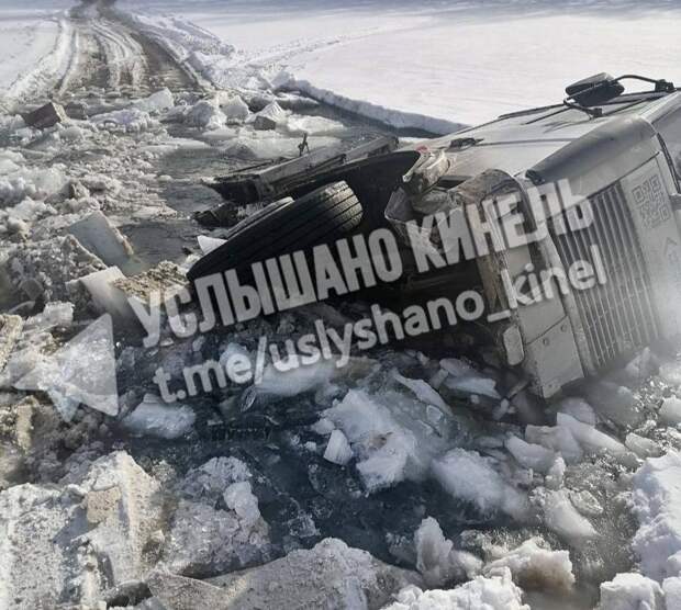 На переправе через реку Самара большегруз «МАЗ» провалился под лед и частично утонул