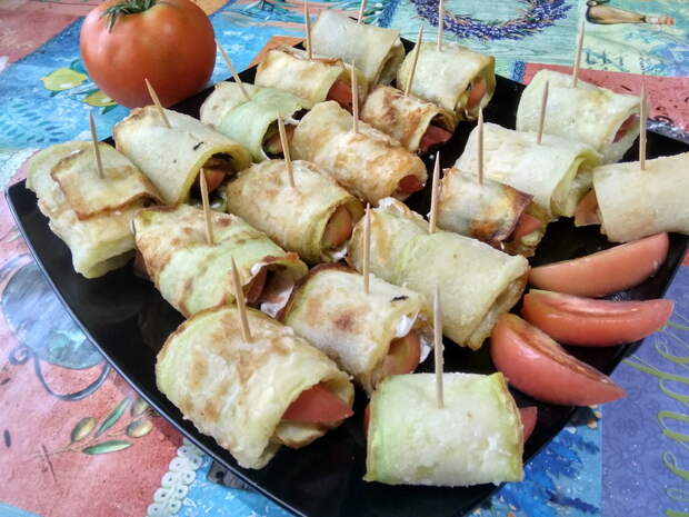 Закуска из кабачковых рулетиков с томатами