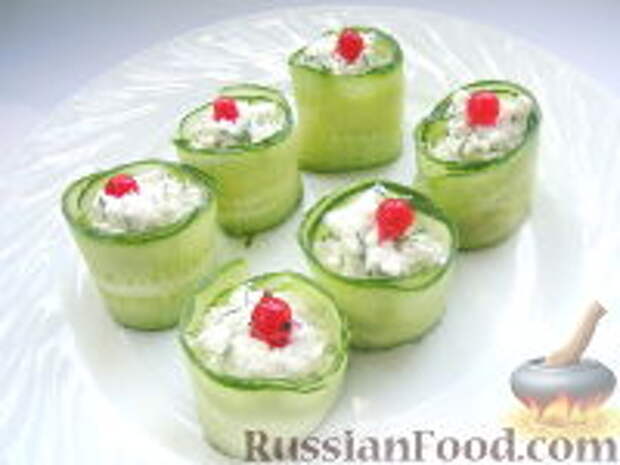 Фото к рецепту: Закуска из огурцов и творога Фото к рецепту: Закуска из огурцов и творога