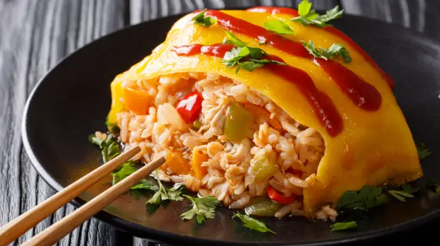 Омурайсу: японский вариант риса с курицей в омлете