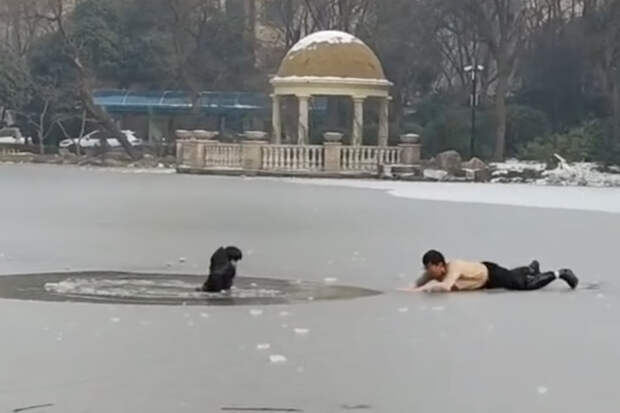 Мужчина спас ребенка из ледяного пруда и попал на видео