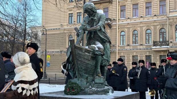 В Петербурге в 20-й раз торжественно возложили цветы у памятника Царю Плотнику