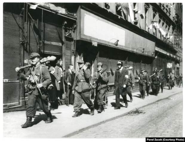 Солдаты 1-й дивизии КОНР в Праге, начало мая 1945 года