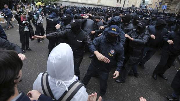 В Тбилиси задержали 20 участников акции протеста, среди них есть россиянин
