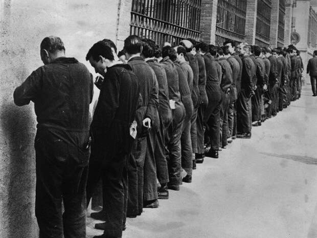 Испанские рабочие во время запрета забастовок при Франко протестуют, стоя в обеденный перерыв лицом к стене. 1968 г. история, люди, мир, фото