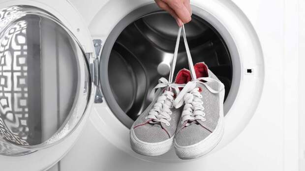 Будет выглядеть новой несколько сезонов: как правильно стирать обувь в машинке