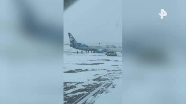 В аэропорту Домодедово самолеты пришлось откапывать лопатами