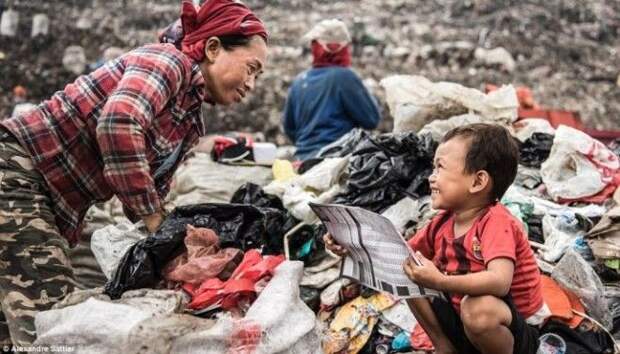 SМир грязи Как 3000 семей с детьми живут на огромной свалке