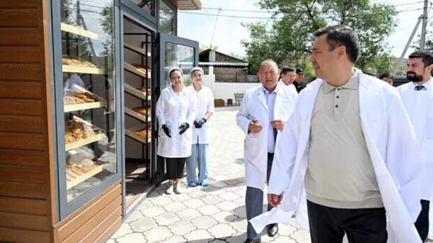 Садыр Жапаров призвал нарастить мощности производства хлебопекарни Бишкека