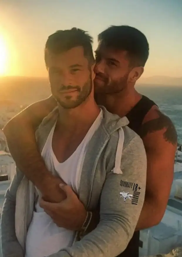 Муж-гей не хочет бросать любовника, но и разводиться не спешит