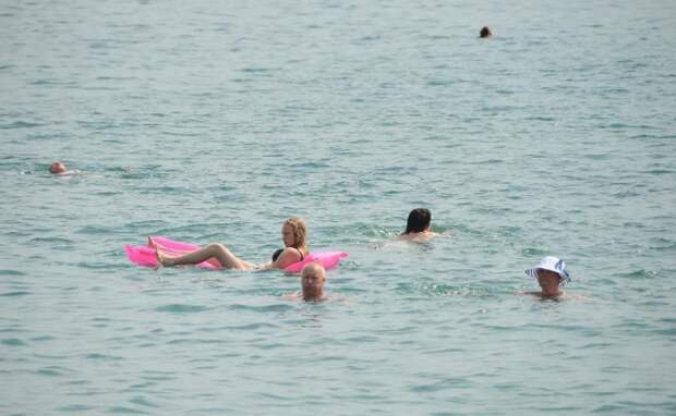 В Анапе продлили запрет на купание с матрасами и кругами: ветер может унести в море