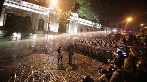 ТАСС: против митингующих в Тбилиси применили перцовый газ и резиновые пули