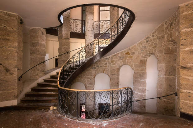 Завораживающий дизайн старинных лестниц