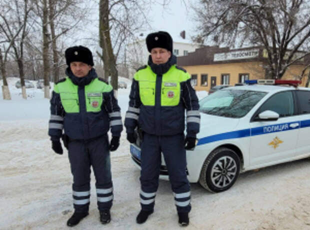 Автомобилистка из Саратовской области поблагодарила госавтоинспекторов за помощь в борьбе с последствиями снежной стихии